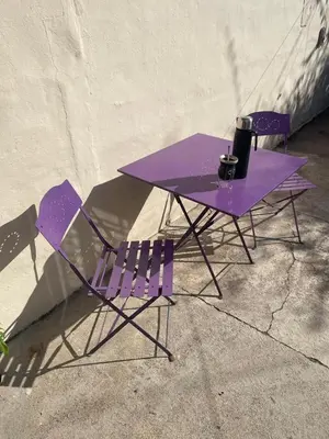 two purple chairs and a purple table with a glass at Casa de Gregorio Hostel in Cordoba