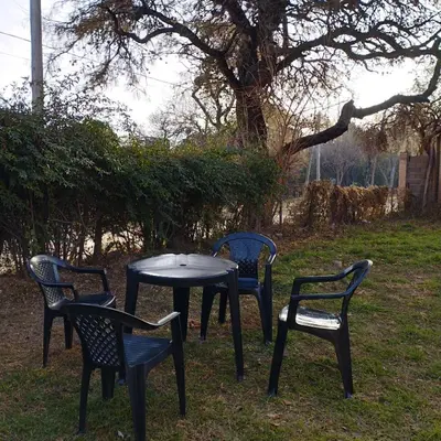 a table and two chairs and a table and chairs sidx sidx sidx sidx at Acogedora cabaña en el corazón de Nono in Nono