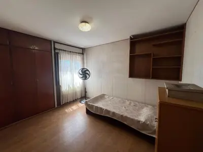 a room with a bed and a fan in it at Amplio departamento en Cofico in Cordoba