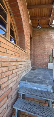 a brick wall with a bench in a patio at monoamb moderno in Cordoba