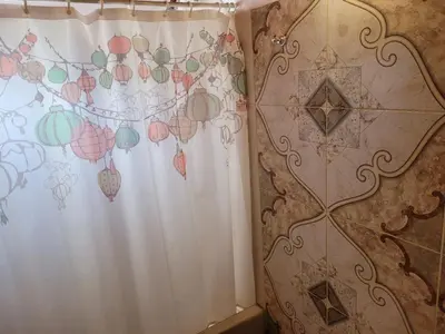 a shower curtain with a design on a wall at Confortable Casa con Pileta, Parrilla y Patio in Cruz de Caña