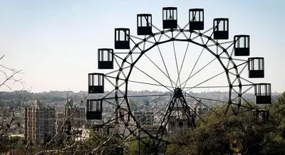 a large ferris wheel sitting on top of a city at Estrada Apart in Cordoba
