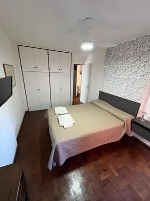 a bedroom with a large bed and white cabinets at Apartamento en Pleno Nueva Córdoba, Garzon, By ApartCba in Cordoba