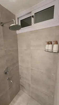 a bathroom with a shower and a window at Departamento Nueva Córdoba - Parque Sarmiento in Cordoba