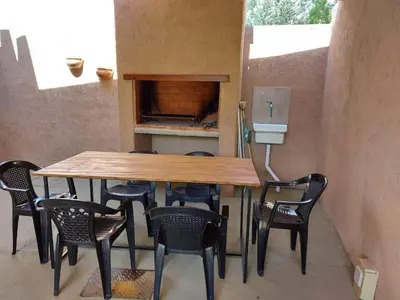 a table and chairs in a small room at Cabañas Finca del molino in Panaholma