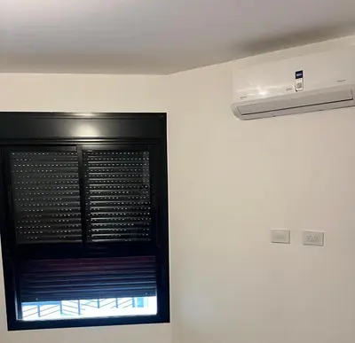 a window in a room with a white wall at DEPARTAMENTO TEMPORARIO UNICO CON SEGURIDAD 24 HS EN LA MEJOR ZONA NvA CORDOBA in Cordoba