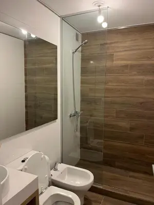 a bathroom with a shower and a toilet and a sink at DEPARTAMENTO TEMPORARIO UNICO CON SEGURIDAD 24 HS EN LA MEJOR ZONA NvA CORDOBA in Cordoba