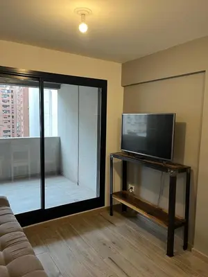 a living room with a flat screen tv on a table at DEPARTAMENTO TEMPORARIO UNICO CON SEGURIDAD 24 HS EN LA MEJOR ZONA NvA CORDOBA in Cordoba