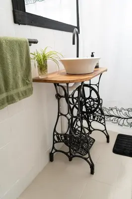 a bathroom with a sink on a wooden table at Aires del Casco in La Porteña