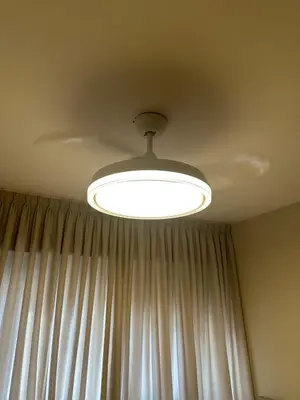 a light hanging from a ceiling with a curtain at Moderno mono ambiente in Cordoba