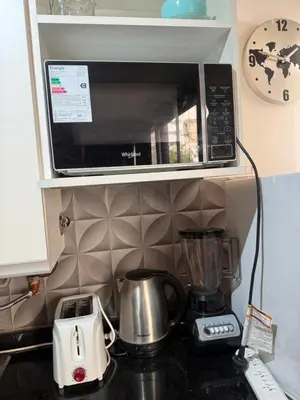 a kitchen counter with a blender and a microwave at Apartmento completo en Nueva Córdoba Argentina in Cordoba
