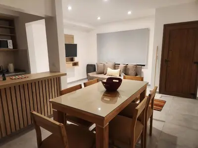 a living room with a table and a couch at Departamento macrocentro II, espacioso Río Cuarto in Río Cuarto