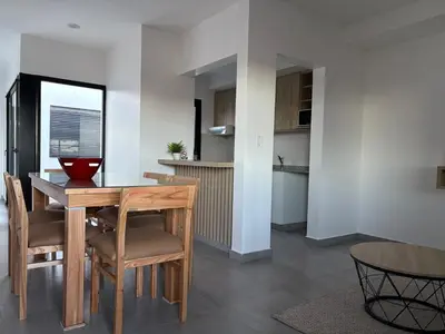 a kitchen and dining room with a table and chairs at Departamento macrocentro II, espacioso Río Cuarto in Río Cuarto