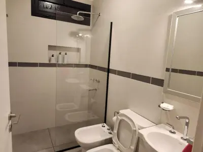 a bathroom with a toilet and a sink at Departamento macrocentro II, espacioso Río Cuarto in Río Cuarto