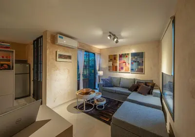 a living room with a couch and a television at Dúplex en Manantiales in Cordoba