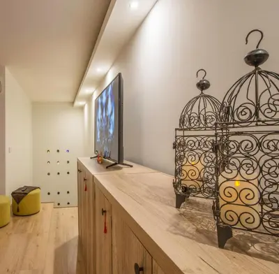 a room with a table with a tv and a bird cage at Dúplex en Manantiales in Cordoba