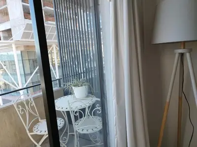 a balcony with a table with a plant on it at Departamento 1 dormitorio ubicado en zona estratégica de Nueva Córdoba in Cordoba