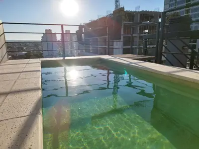 a swimming pool on the roof of a building at Departamento 1 dormitorio ubicado en zona estratégica de Nueva Córdoba in Cordoba