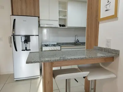 a kitchen with a counter and a refrigerator at Departamento 1 dormitorio ubicado en zona estratégica de Nueva Córdoba in Cordoba