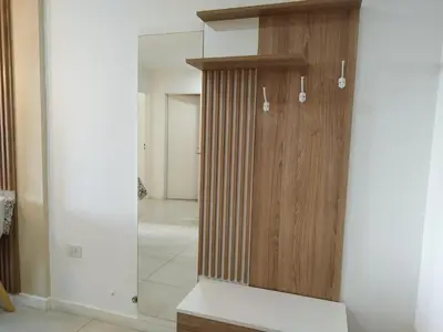 a room with a wooden door and a mirror at Departamento 1 dormitorio ubicado en zona estratégica de Nueva Córdoba in Cordoba
