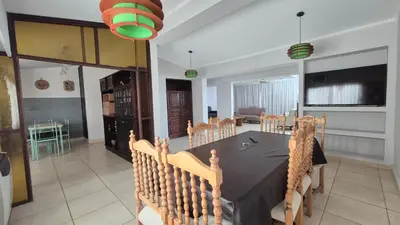 a dining room with a table and chairs at Casa colores fotheringham in Río Cuarto