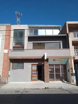 a building with a door on the side of it at Casa colores fotheringham in Río Cuarto