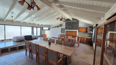 a kitchen and dining room with a table and chairs at Casa colores fotheringham in Río Cuarto