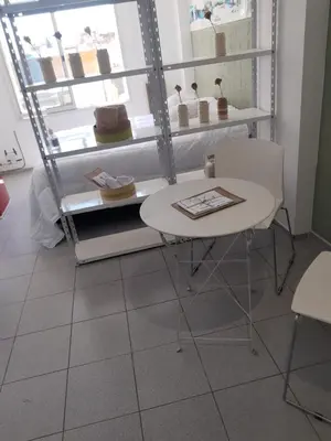 a white table and chair in a room with a window at Dean Funes - Distrito monoambiente in Cordoba