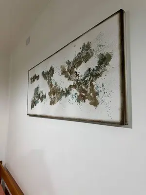 a painting hanging on a wall in a room at Atardecer urbano en el corazón de Carlos Paz in Villa Carlos Paz