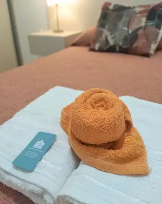 a pair of towels sitting on top of a bed at Atardecer urbano en el corazón de Carlos Paz in Villa Carlos Paz