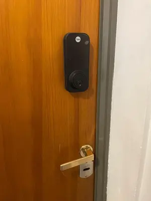 a door with a speaker on a wooden door at Costanera in Río Cuarto