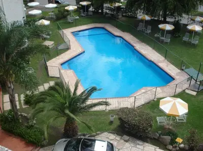 an overhead view of a swimming pool in a resort at Departamento con hermosa vista en Carlos Paz in La Cuesta