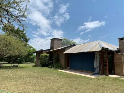 a house with a blue shed in the yard at Los nonos in Villa Los Aromos