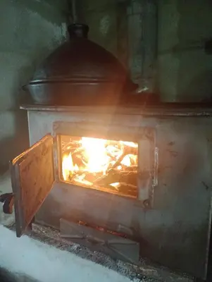 a brick oven with a fire inside of it at Casa de campo La Mary in Tanti