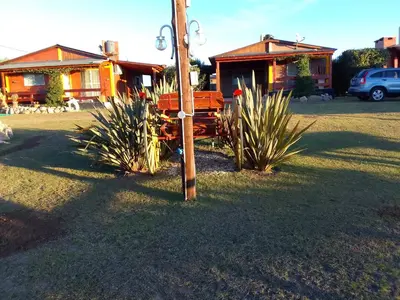 a wooden pole in front of a house at Cabañas Mi Capricho in Santa Rosa de Calamuchita