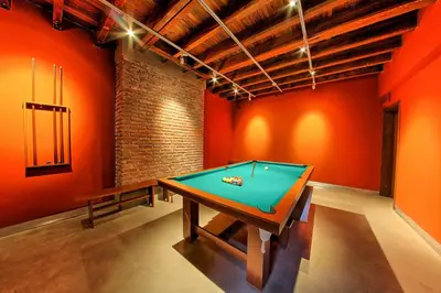 a ping pong table in a room with orange walls at Departamento Amoblado Premium en Opera Luxury in Cordoba