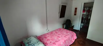 a bedroom with a pink bed in a room at Departamento en Villa Santa Cruz del Lago in Villa Santa Cruz del Lago