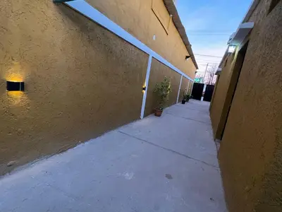 an empty alleyway next to a building at Hospedaje Malvinas in Alta Gracia