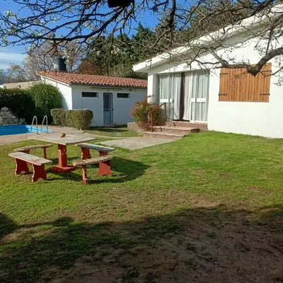 a picnic table in a yard next to a house at Casas y Chalets Privados Valle del Reposo in Bialet Massé