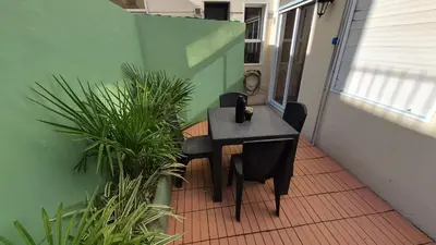 a black table and chairs on a balcony at Depto Centro con Patio Pet Friendly La Cañada in Cordoba