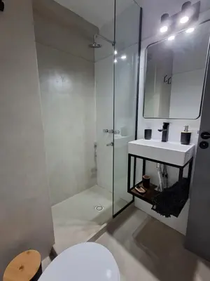 a bathroom with a toilet and a sink and a shower at Central y confortable departamento in Cordoba