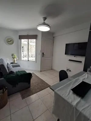 a living room with a couch and a tv at Central y confortable departamento in Cordoba