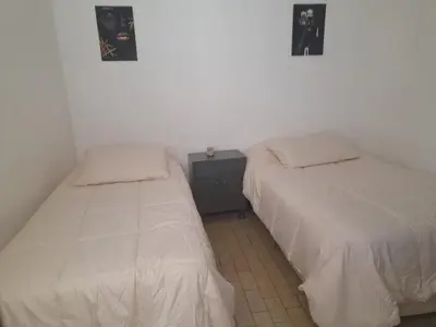 two beds sitting next to each other in a bedroom at Apartamento LEO-BEL in Cordoba