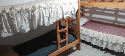 a bunk bed with a ladder next to a bunk bed at hogar entre montañas in Santa María
