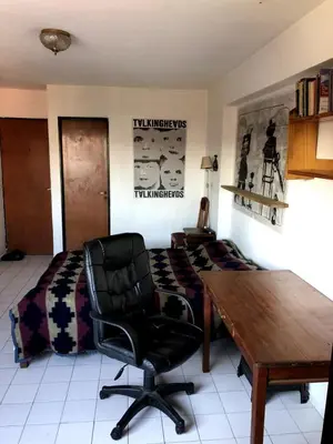 a room with a desk and a chair and a bed at Departamento céntrico en Córdoba Capital cerca de todo in Cordoba
