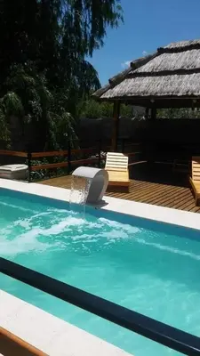 a swimming pool with a fountain in the middle at Mi casa en tanti casa 26 in Tanti