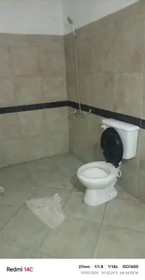 a bathroom with a toilet with a black seat at Lo de Antó in Cavalango