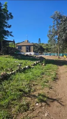 a house on a hill next to a dirt road at La Bonita, casa en alquiler frente al lago in La Estancia