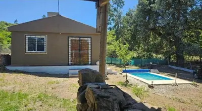 a house with a swimming pool in the yard at La Bonita, casa en alquiler frente al lago in La Estancia