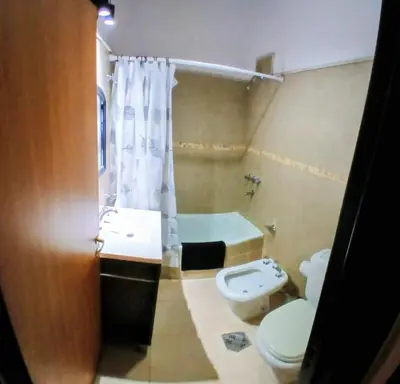 a bathroom with a toilet and a sink and a shower at Alojamiento ideal en zona norte de Córdoba Capital in Cordoba